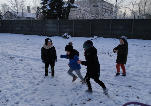 Dzieci podczas zimowych zabaw